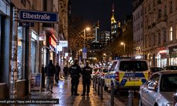 FRANKFURT’TA SOKAK SOYGUNU: ÜÇ ŞÜPHELİ YAKALANDI, MAĞDUR ARANIYOR