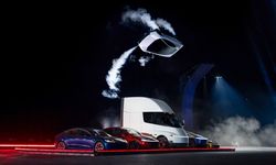 TESLA, HAVADA MANEVRA YAPABİLEN YENİ ROADSTER’I TANITTI