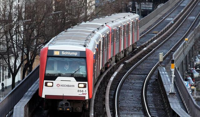 Metro yüksek hızla raydan çıktı