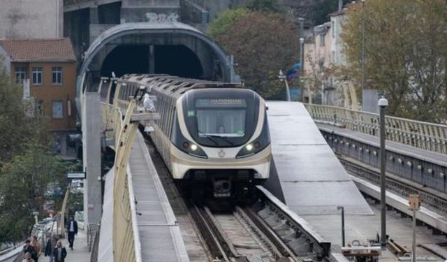 Metro yüksek hızla raydan çıktı