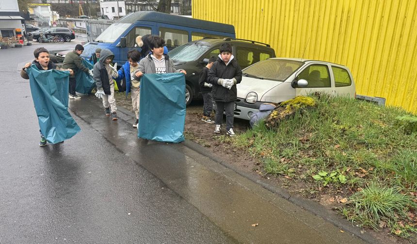 Minik eller çevre için birleşti