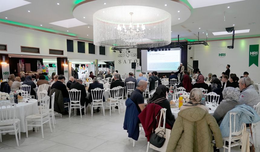 Yetimler için iftar sofrasına oturdular