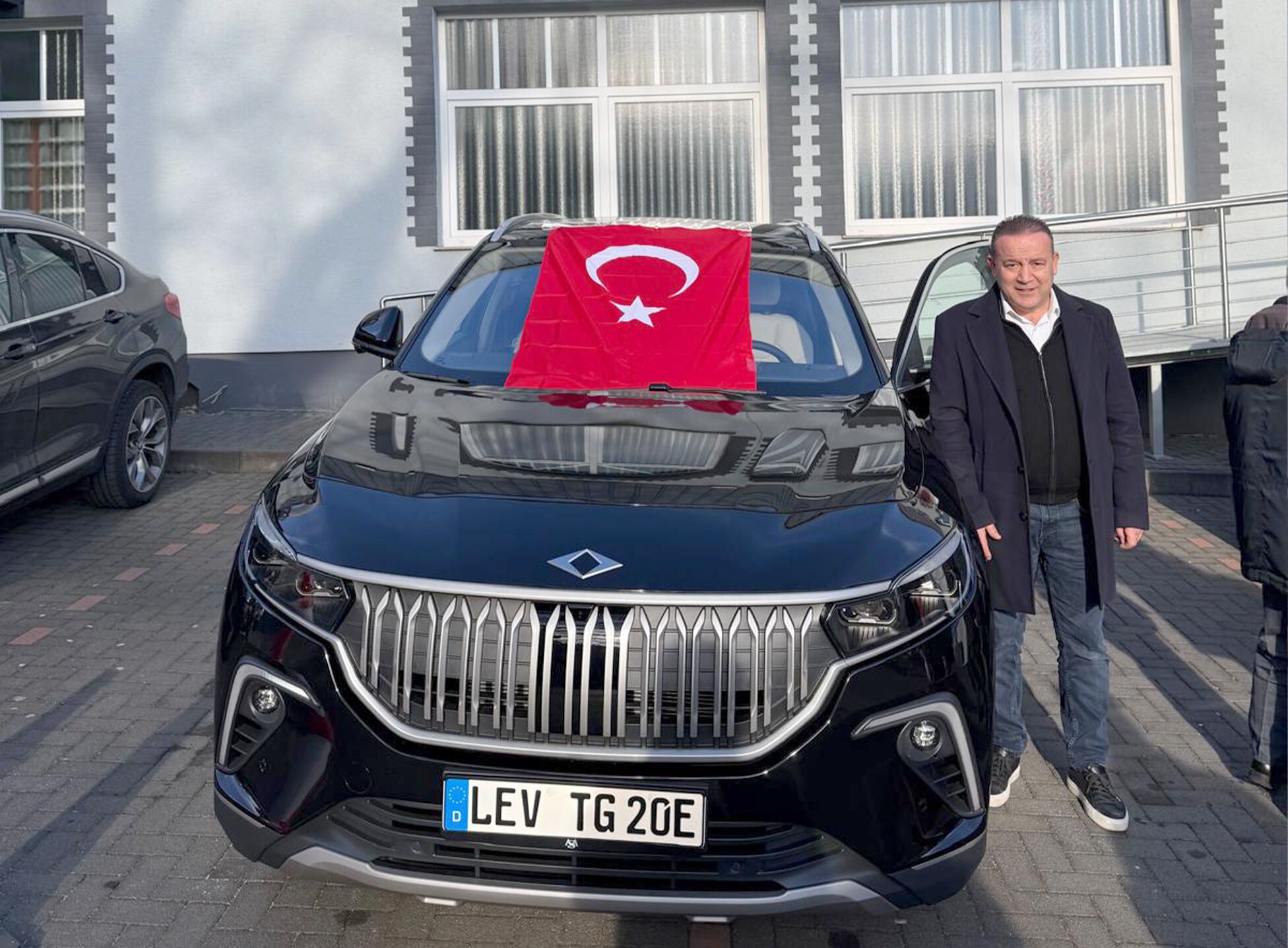 Togg Cami Avlusu Turk Bayrakli Ilgi Odagi