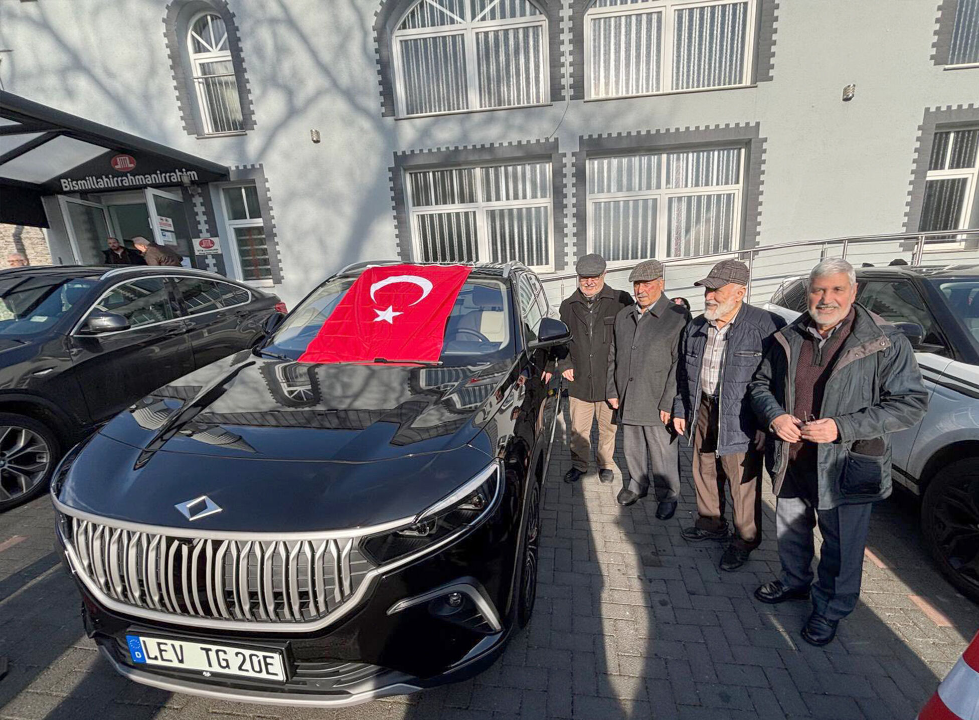 Togg Cami Avlusu Turk Bayrakli Ilgi Odagi2